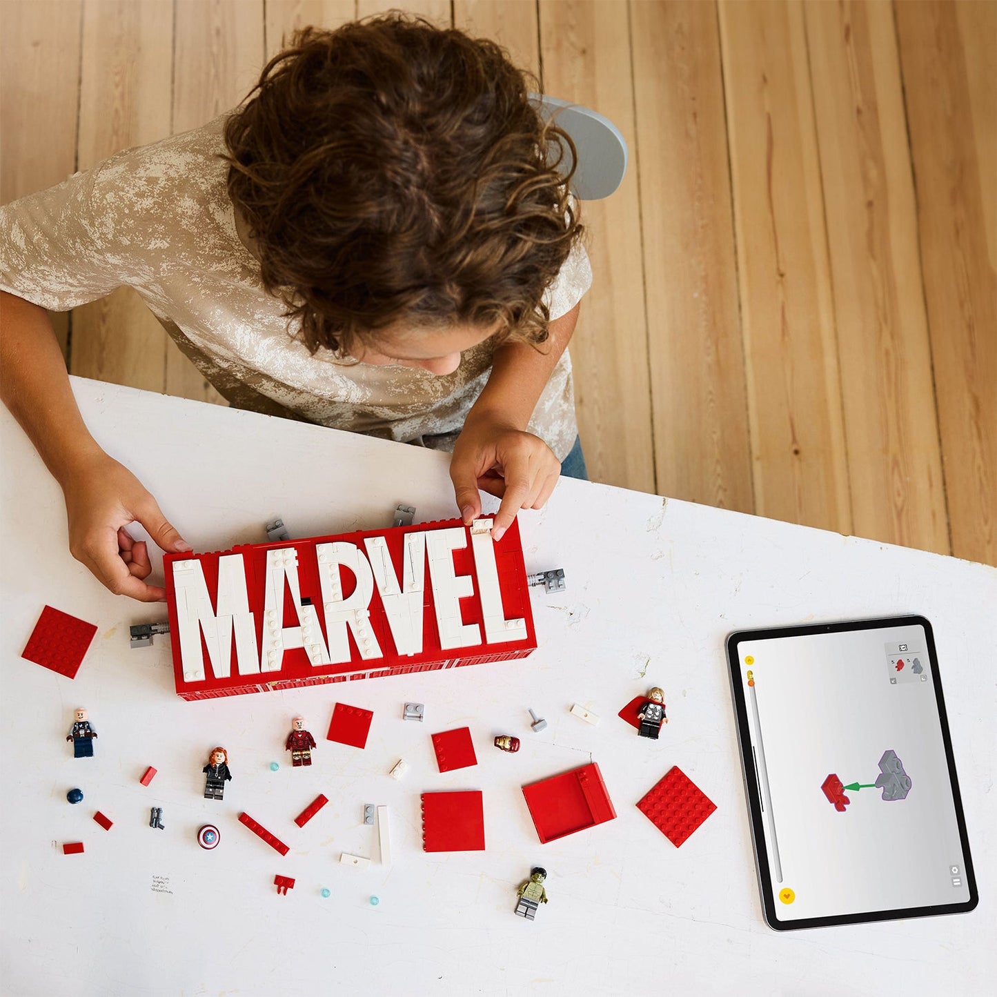 LEGO® Marvel: MARVEL Logo & Minifigures