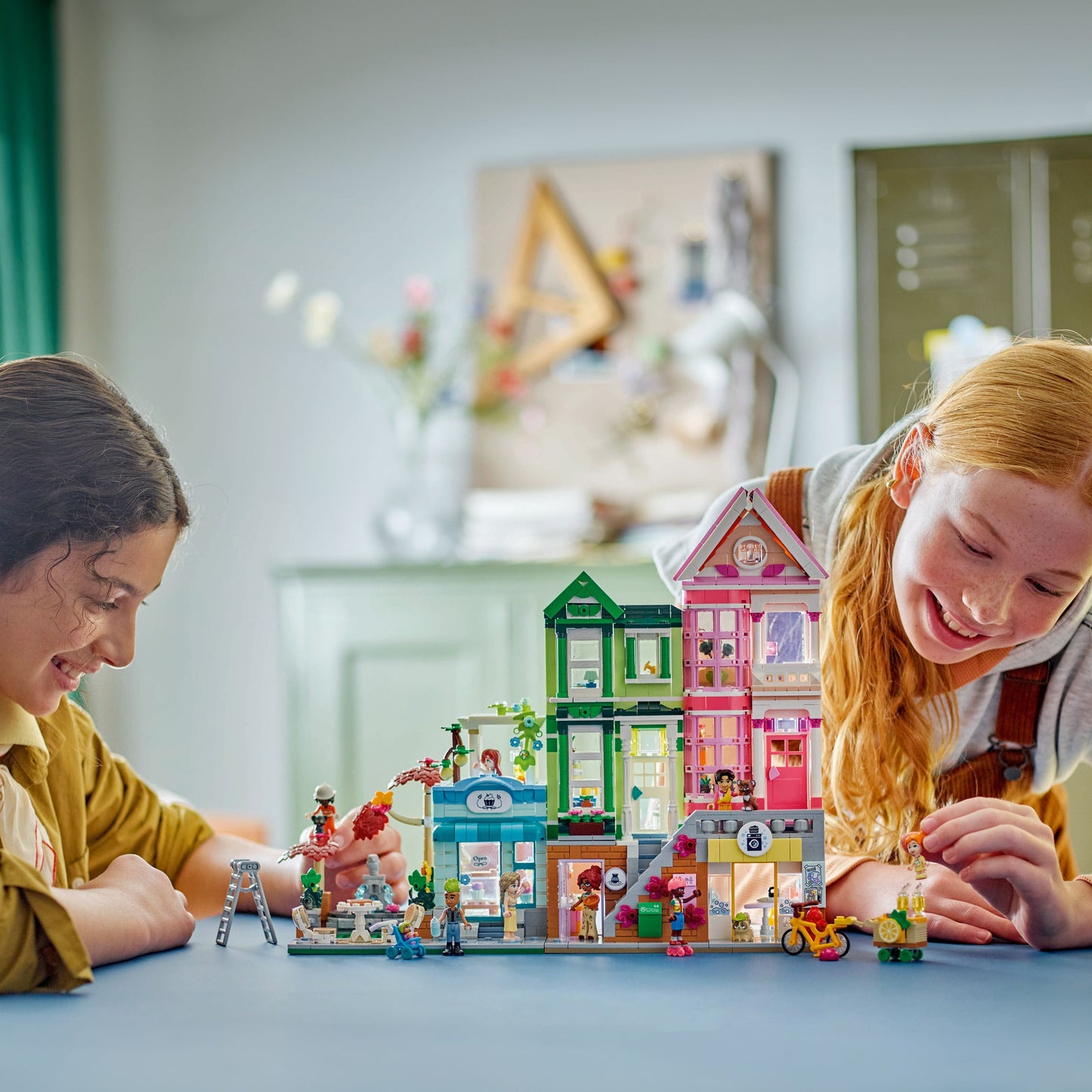 LEGO® Friends™ Heartlake City Apartments and Stores