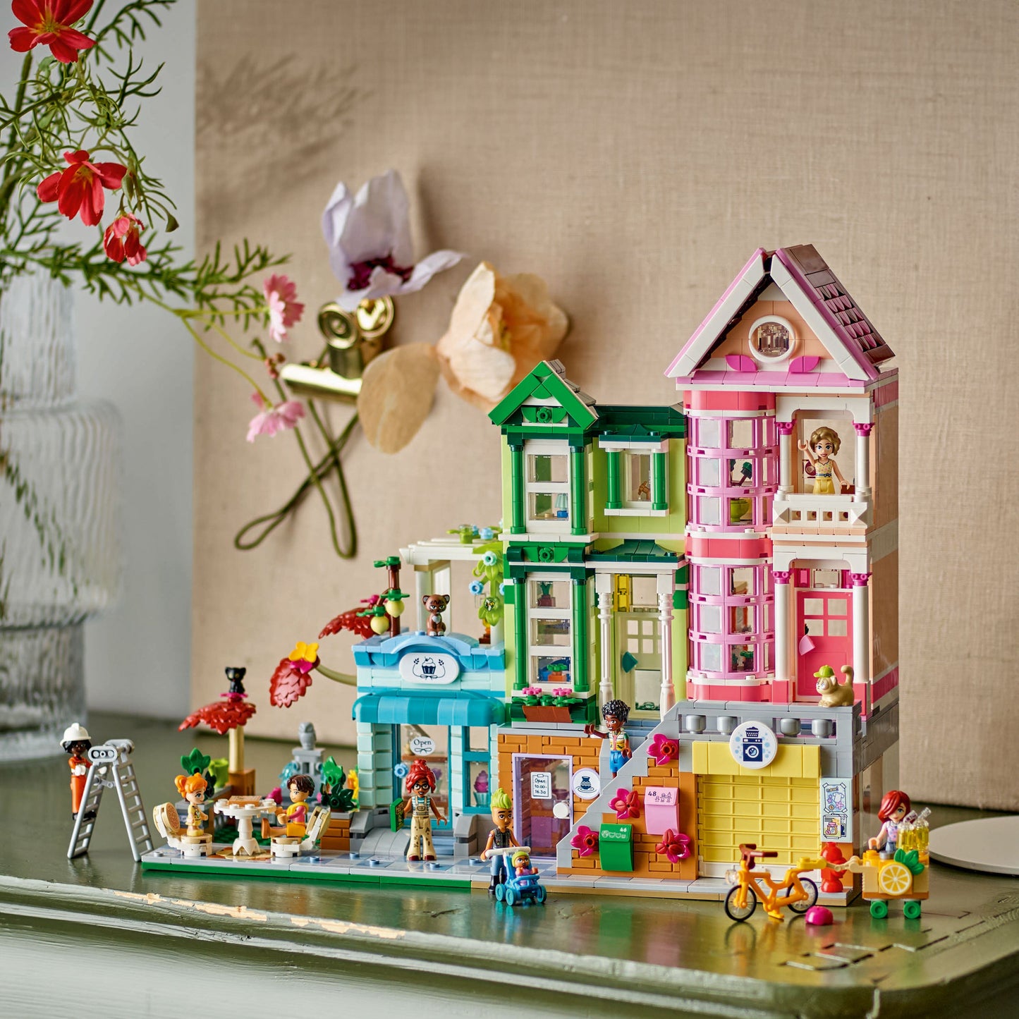 LEGO® Friends™ Heartlake City Apartments and Stores