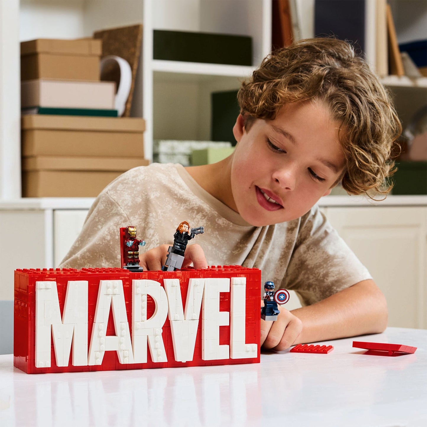 LEGO® Marvel: MARVEL Logo & Minifigures