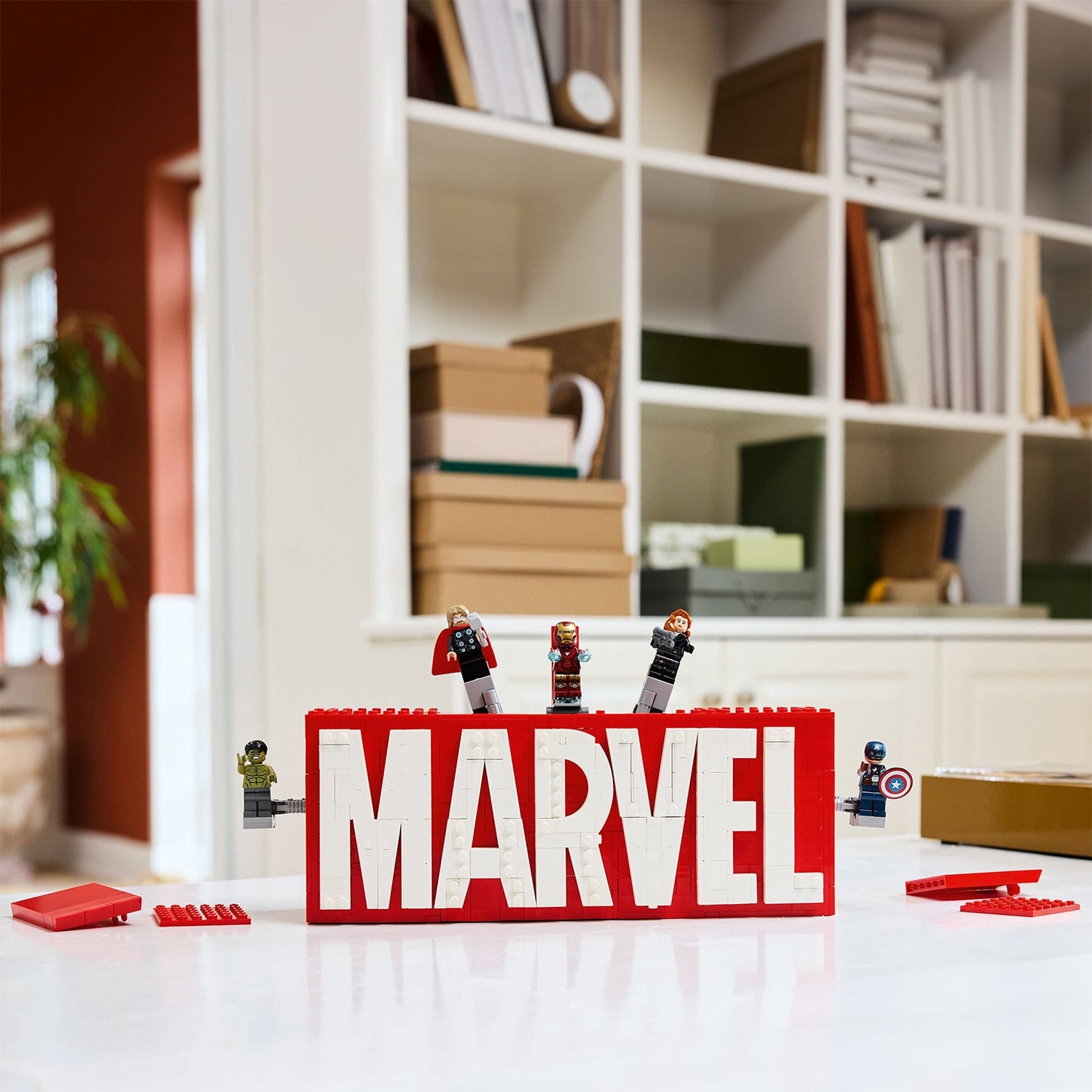 LEGO® Marvel: MARVEL Logo & Minifigures